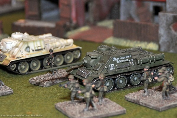 Dragon Armor SU-100 Dragon Armor SU-100 model 60305 from the 1st Guards Mechanised Corps in summer green in Hungary in 1945.