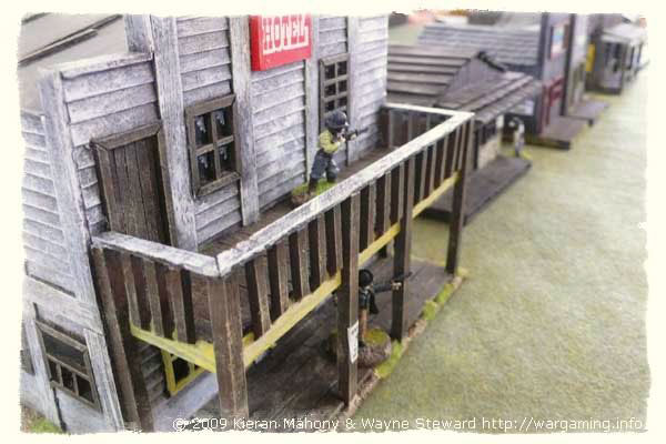 Thar's a posse in that theer hootel!